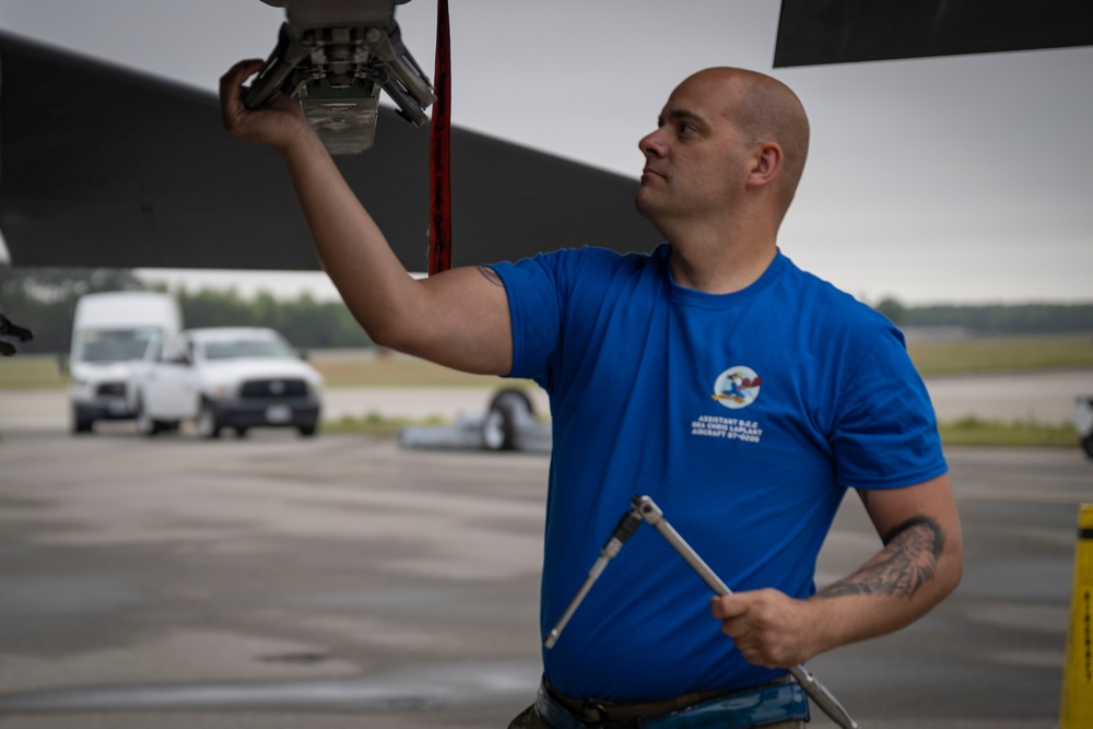 4 MXG holds quarterly load crew competition