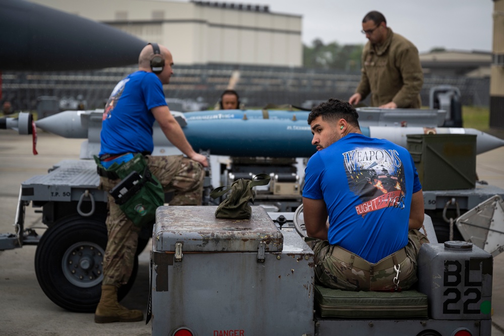 4 MXG holds quarterly load crew competition