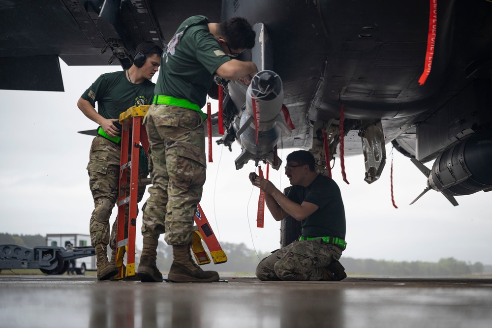 4 MXG holds quarterly load crew competition