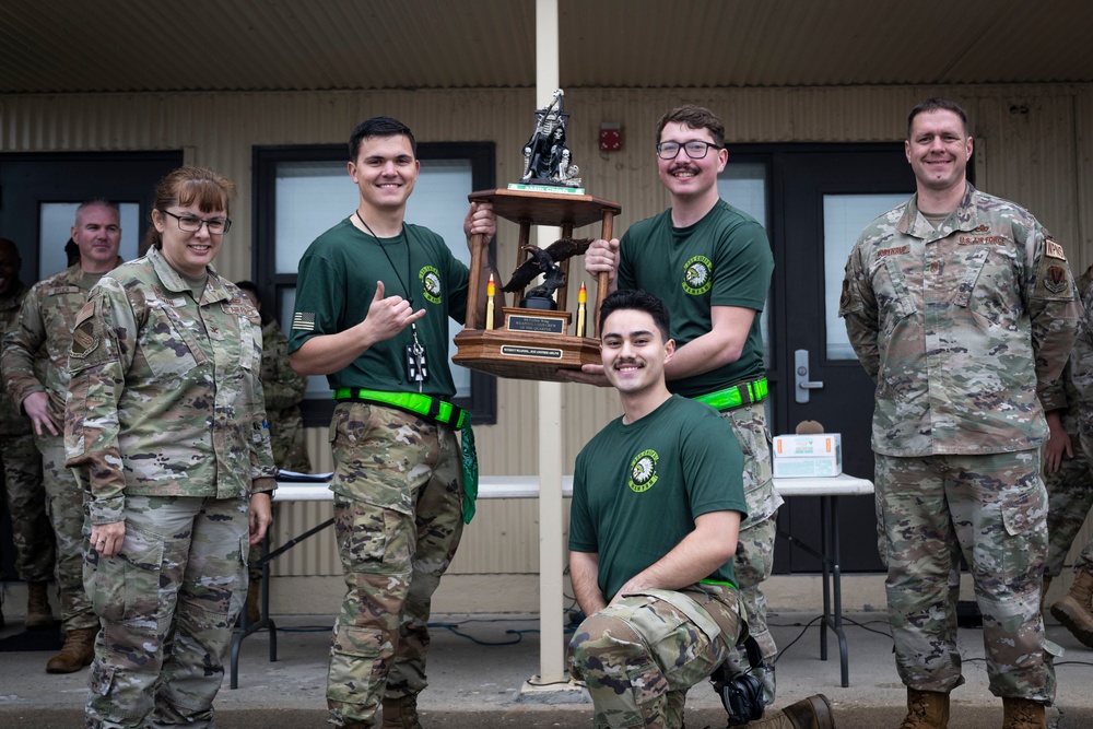 4 MXG holds quarterly load crew competition