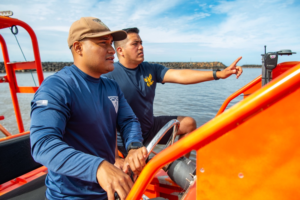 PMRF SEPTAR Department Conducts Small Boat Ops Training