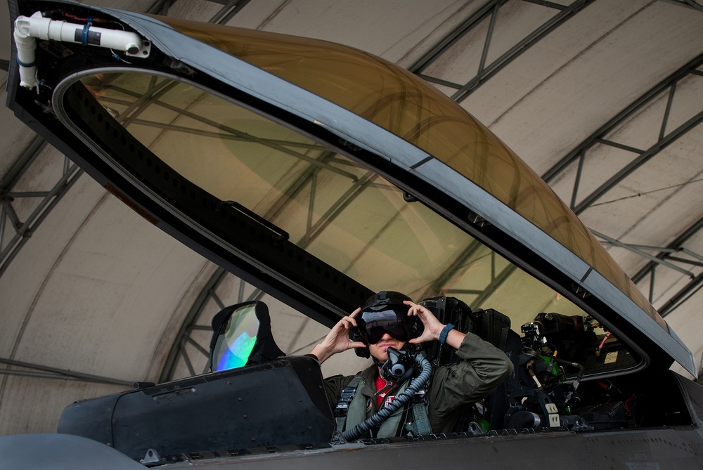 Raptor pilots test AF's next-gen helmet