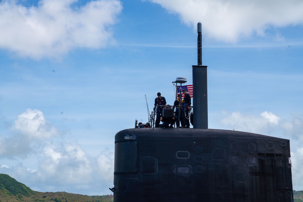 USS Annapolis departs Guam