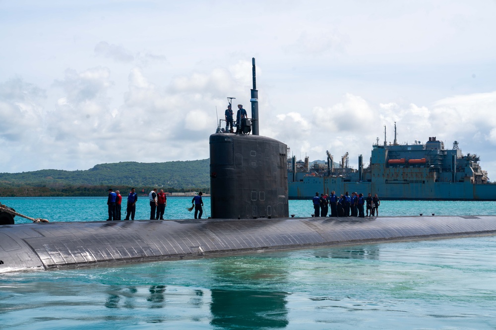 USS Annapolis departs Guam