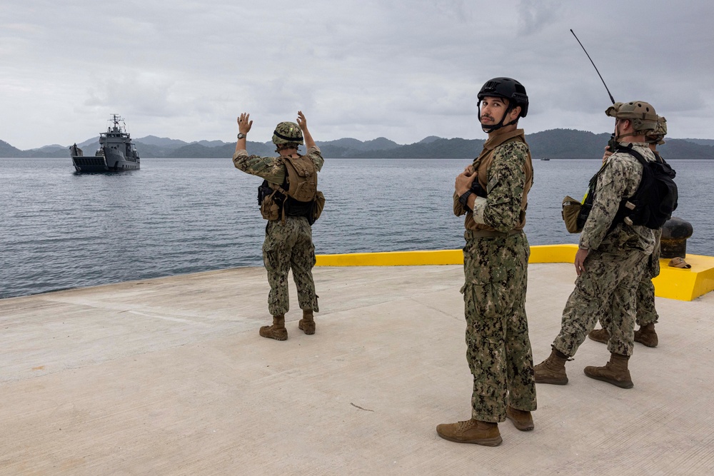 Combined Joint Logistics Over-the-Shore Begins Offload with Philippine LCU