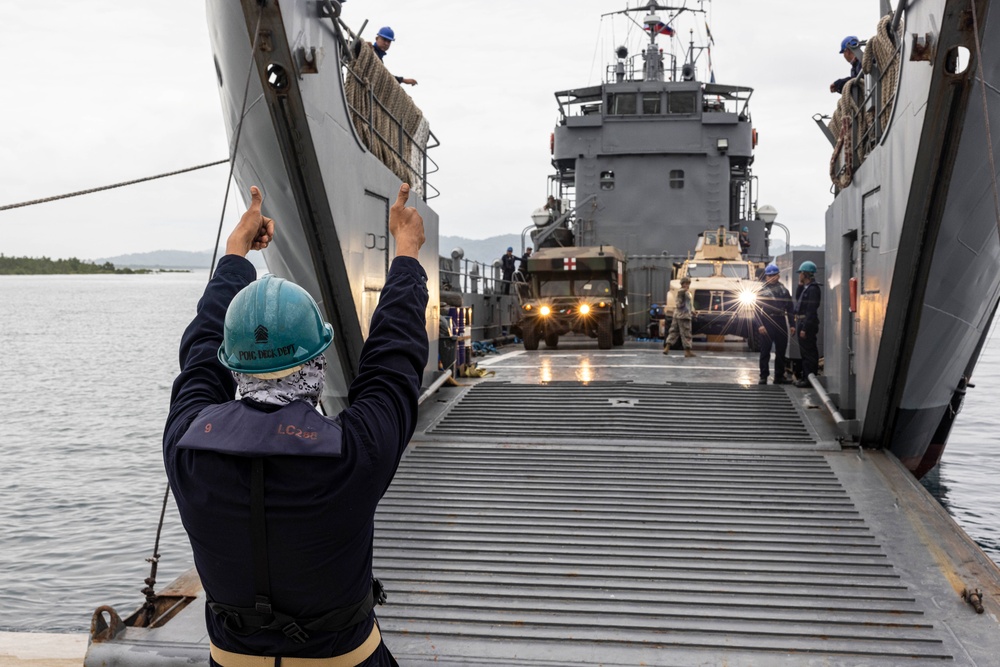 Combined Joint Logistics Over-the-Shore Begins Offload with Philippine LCU