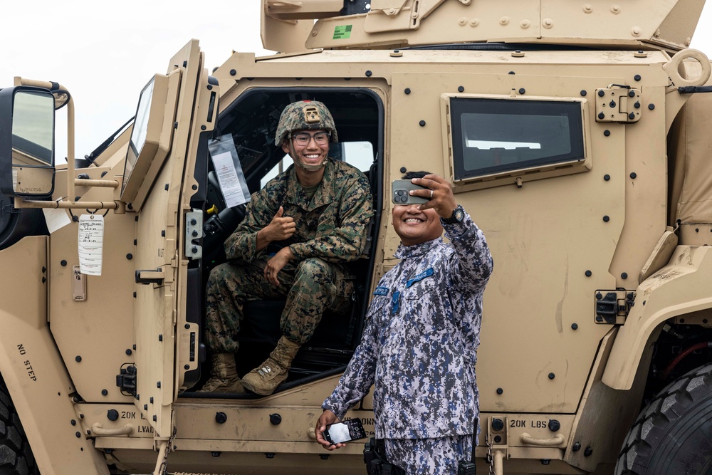 Combined Joint Logistics Over-the-Shore Begins Offload with Philippine LCU