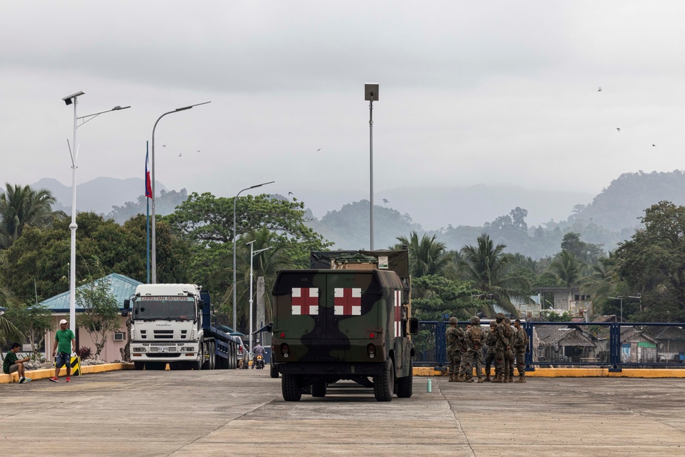 Combined Joint Logistics Over-the-Shore Begins Offload with Philippine LCU