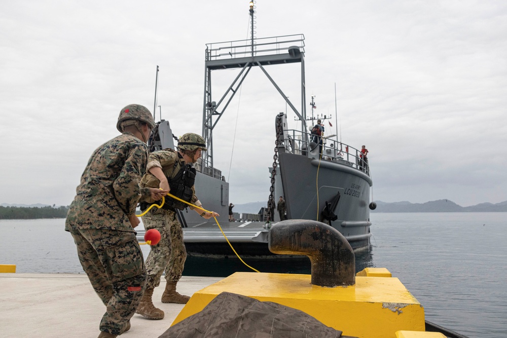 Combined Joint Logistics Over-the-Shore Begins Offload with Philippine LCU