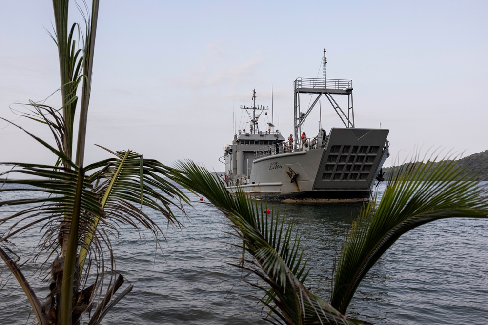 DVIDS - Images - CJLOTS fill a SUBMAT and rehearse for offload in ...