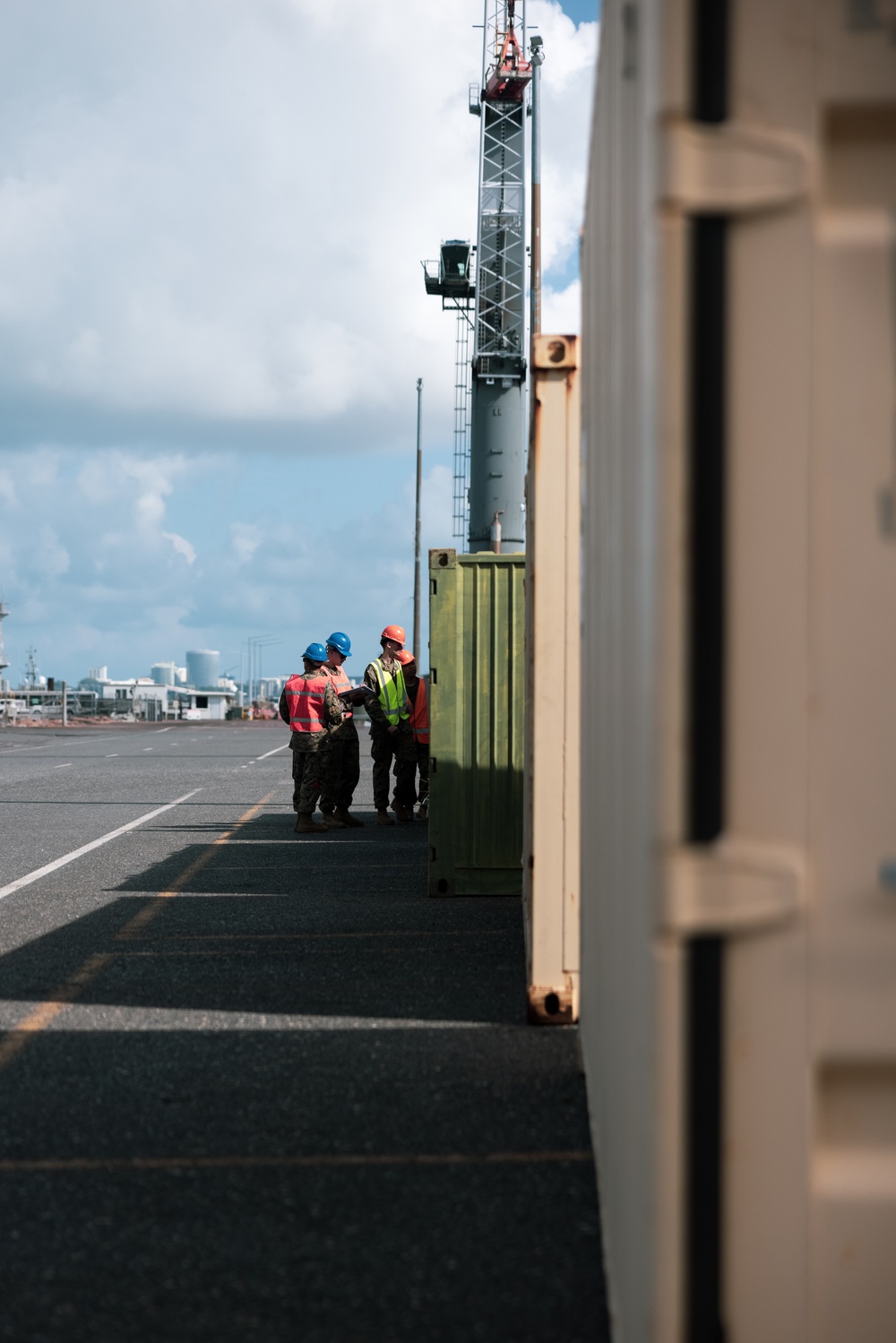 MRF-D Marines inventory cargo in Darwin