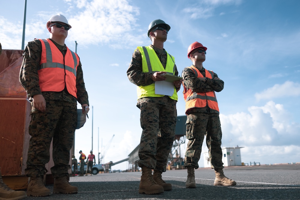 MRF-D Marines inventory cargo in Darwin