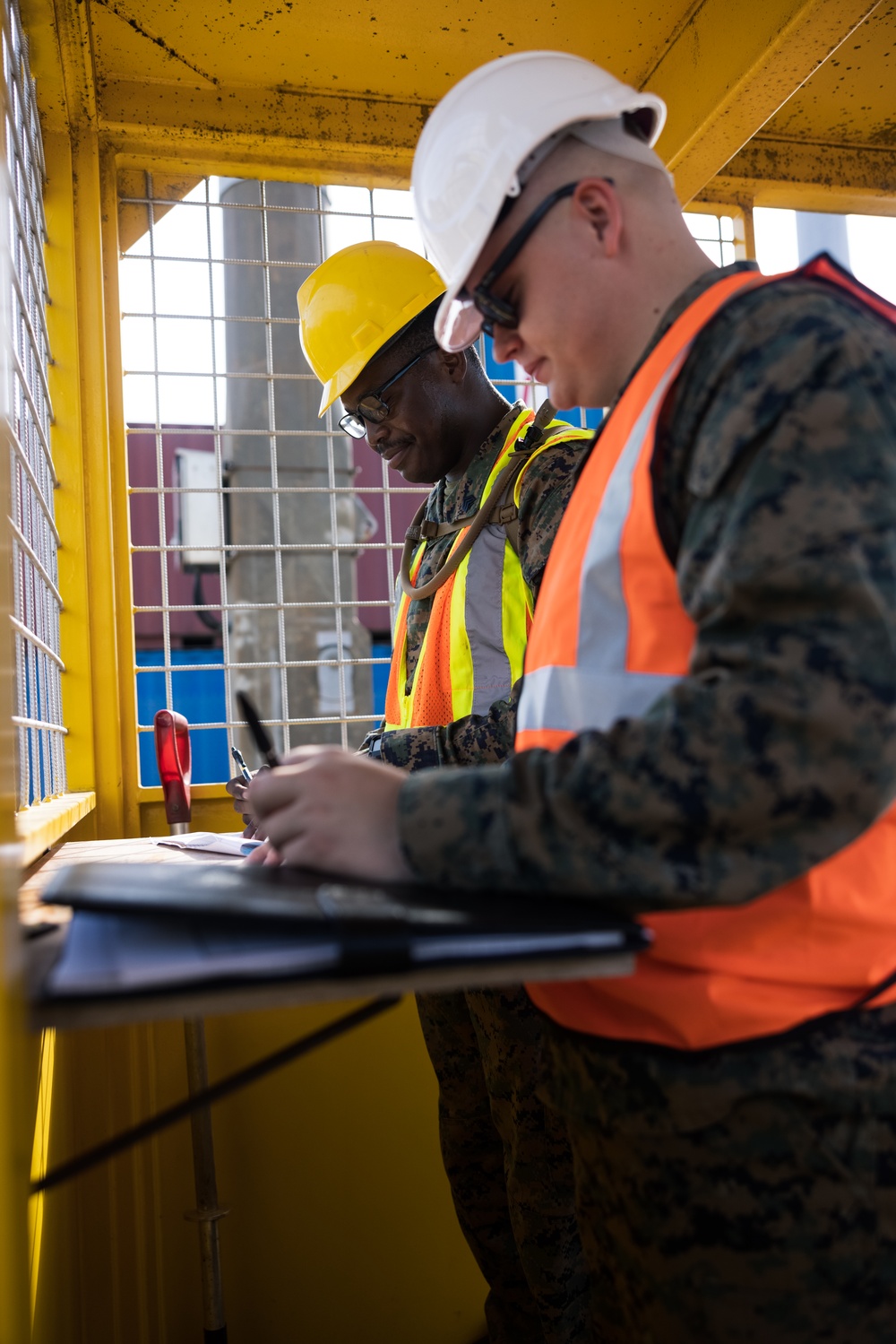 MRF-D Marines inventory cargo in Darwin