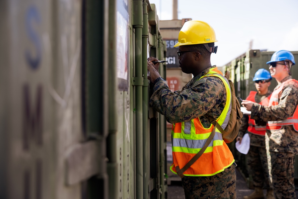 MRF-D Marines inventory cargo in Darwin