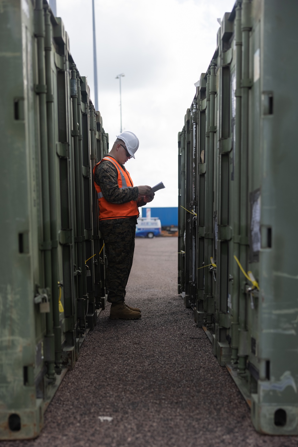 MRF-D Marines inventory cargo in Darwin