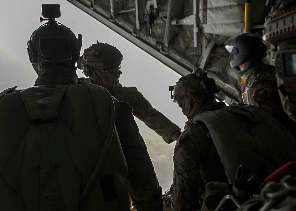 US, Australian Special Forces Conduct Military Free Fall Exercise During Balikatan 23