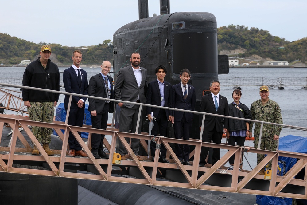 Deputy Mayor of Yokosuka tours USS Hampton