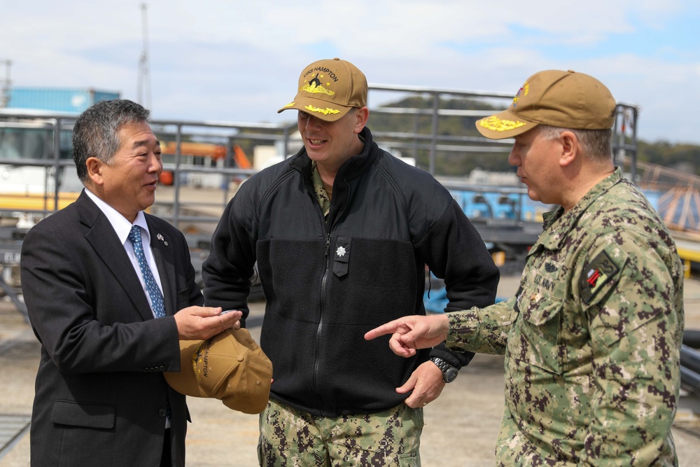 Deputy Mayor of Yokosuka tours USS Hampton