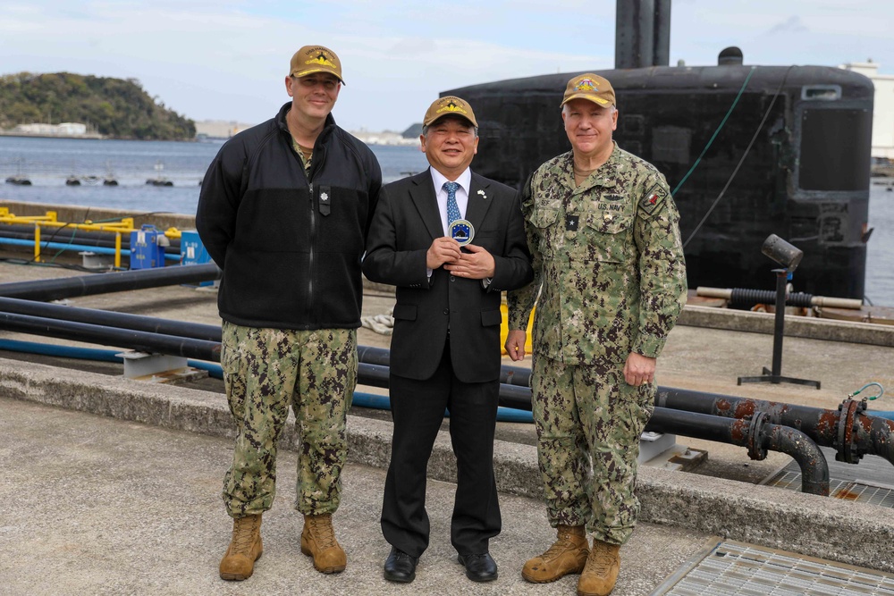 Deputy Mayor of Yokosuka tours USS Hampton