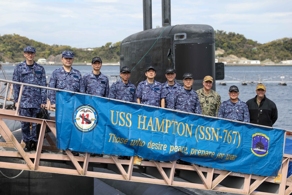 Commander, Fleet Submarine Force (JMSDF) tours USS Hampton in Yokosuka