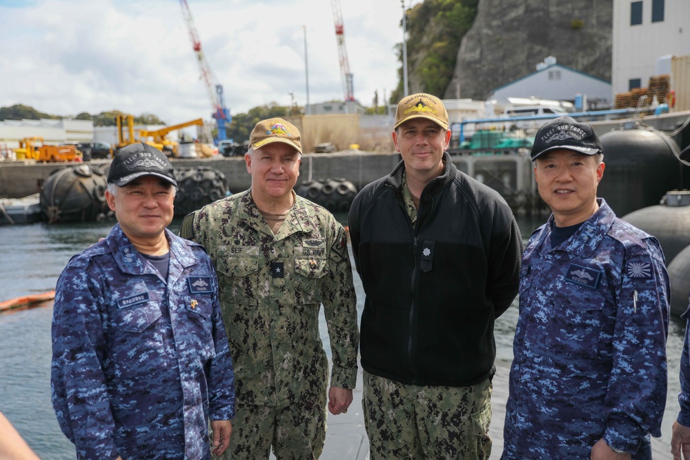 Commander Fleet Submarine Force (JMSDF) tours USS Hampton in Yokosuka