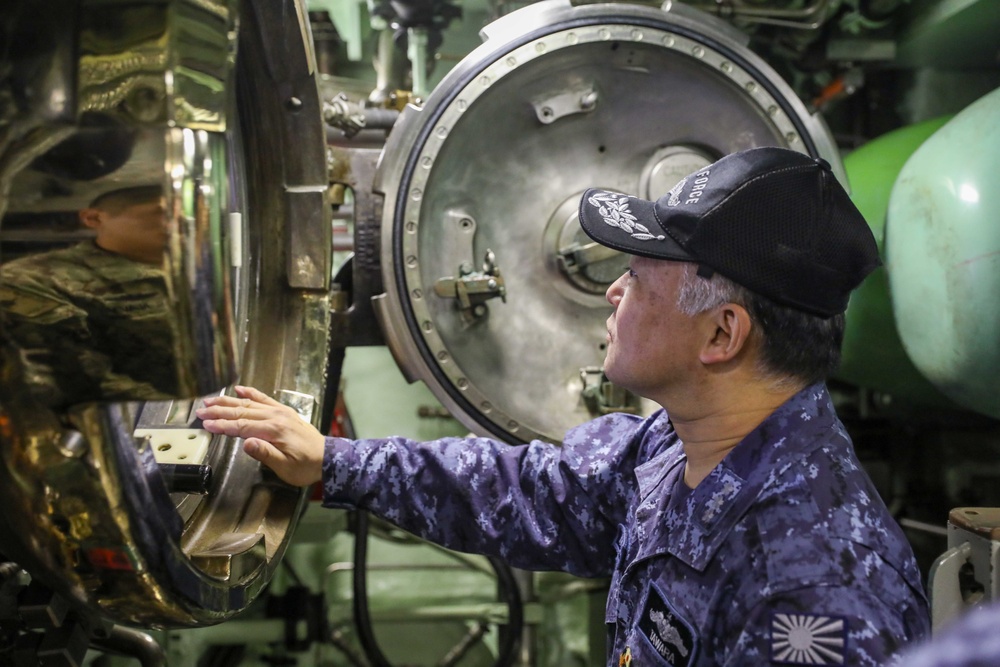 Commander, Fleet Submarine Force (JMSDF) tours USS Hampton in Yokosuka