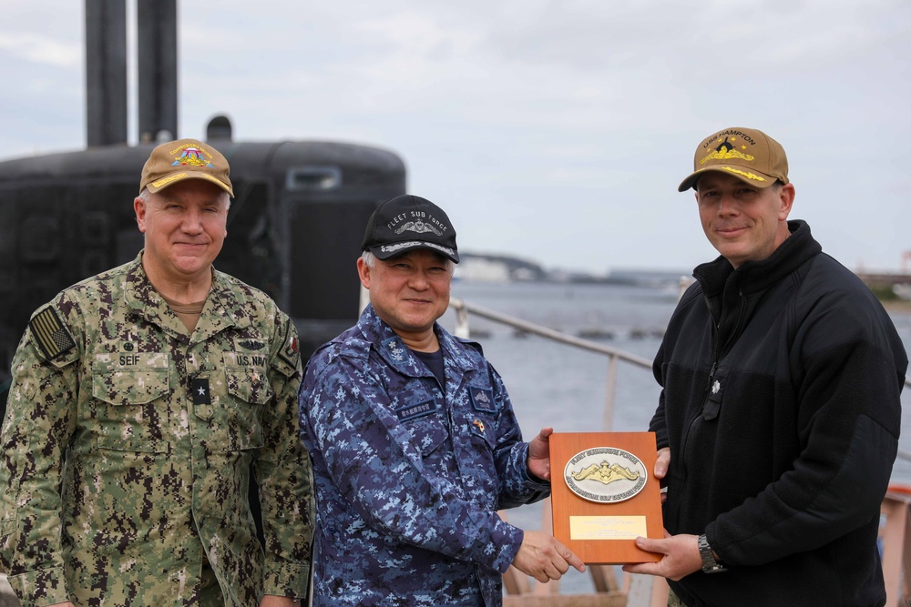 Commander, Fleet Submarine Force (JMSDF) tours USS Hampton in Yokosuka