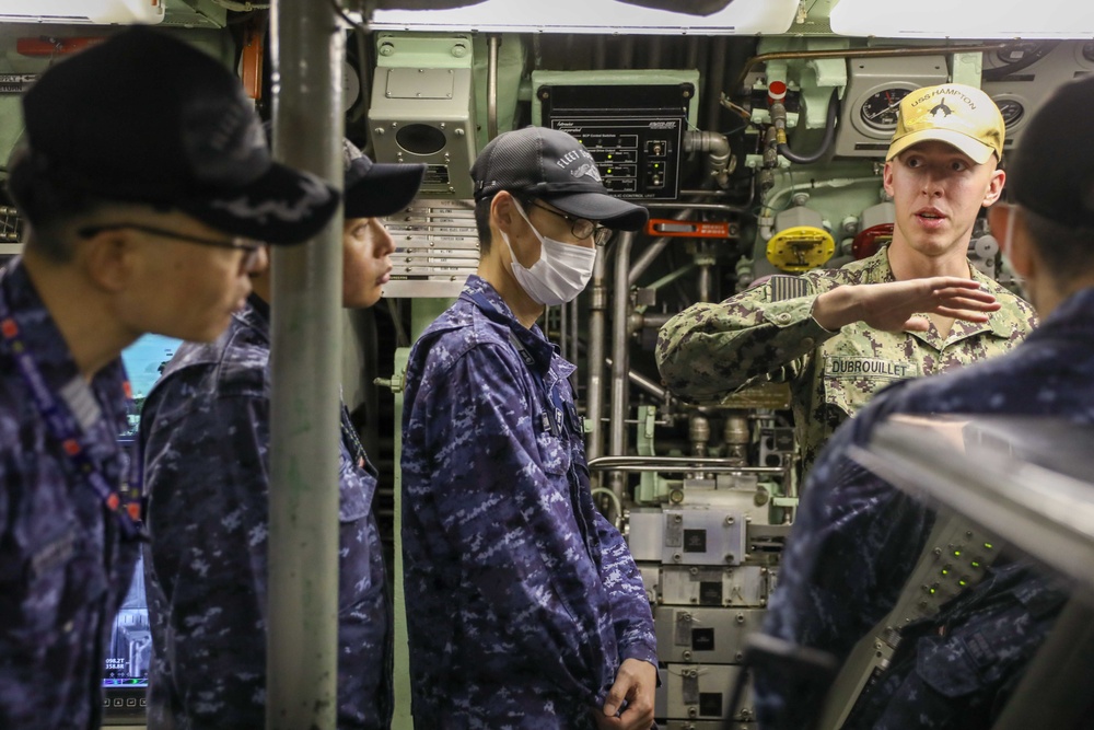 JS Yaeshio Sailors tour USS Hampton in Yokosuka