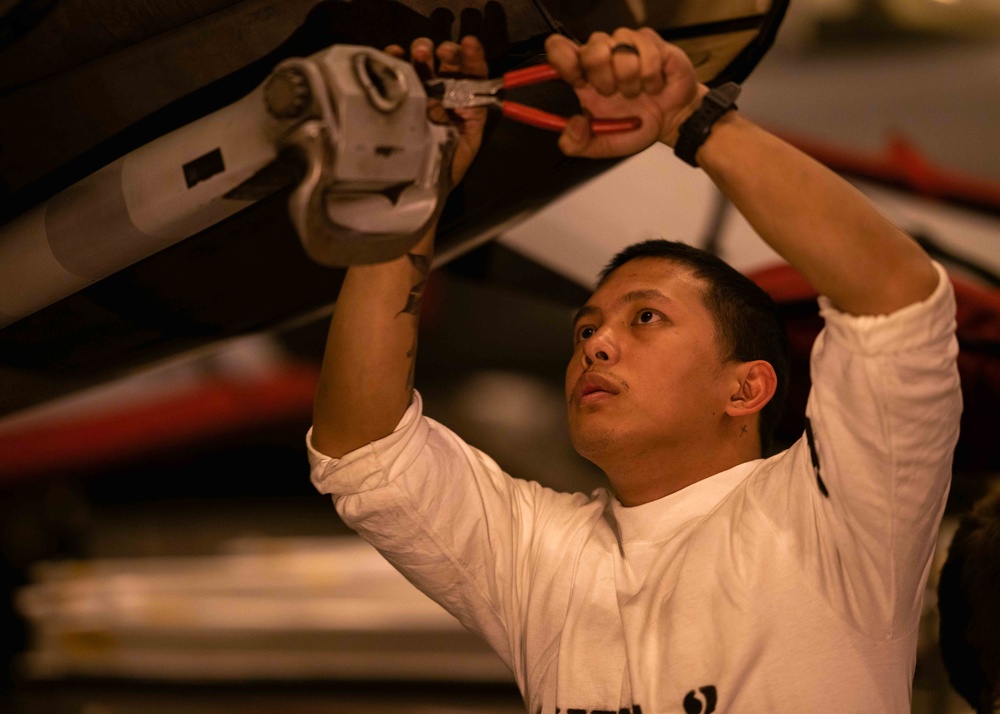 Sailor preforms maintenance aboard USS Carl Vinson (CVN 70)