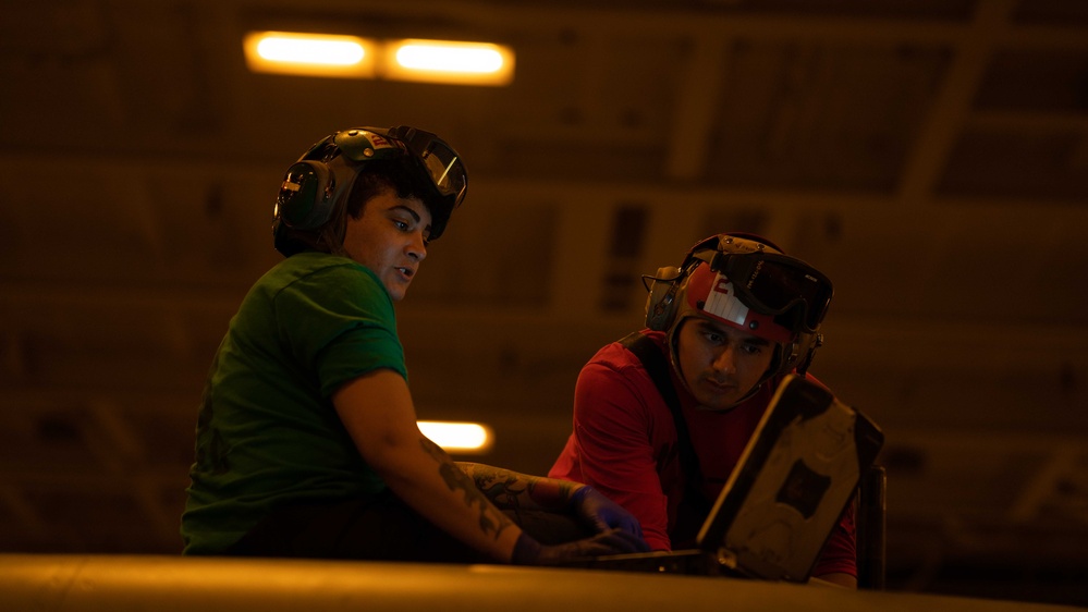 Sailors preform maintenance aboard USS Carl Vinson (CVN 70)