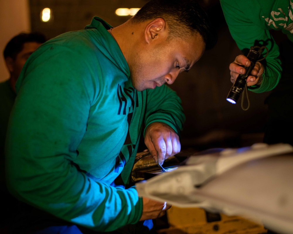 Sailor preforms maintenance aboard USS Carl Vinson (CVN 70)