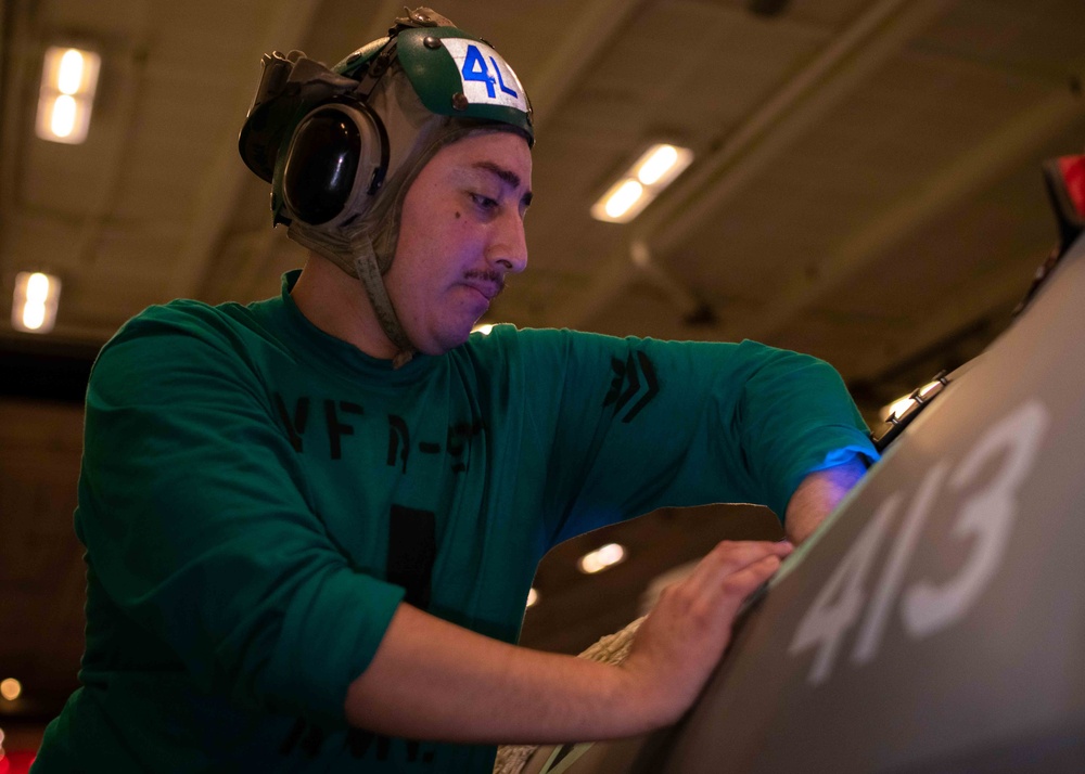 Sailor preforms maintenance aboard USS Carl Vinson (CVN70)