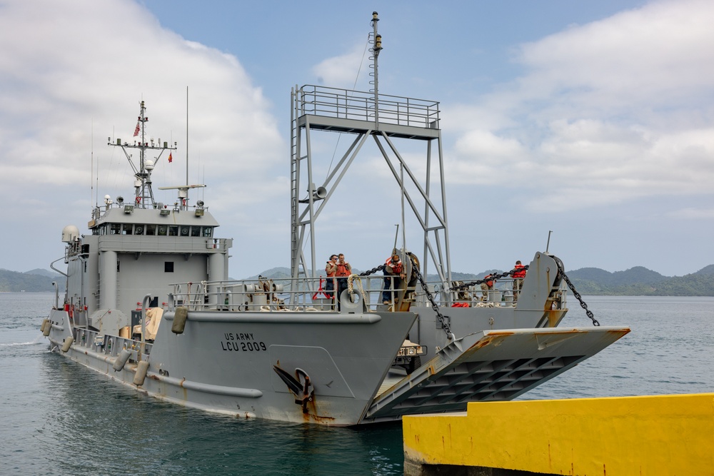 Dvids Images Balikatan 23 Us Service Members Offload Lcu 2009 At Casiguran Image 2 Of 10 6820