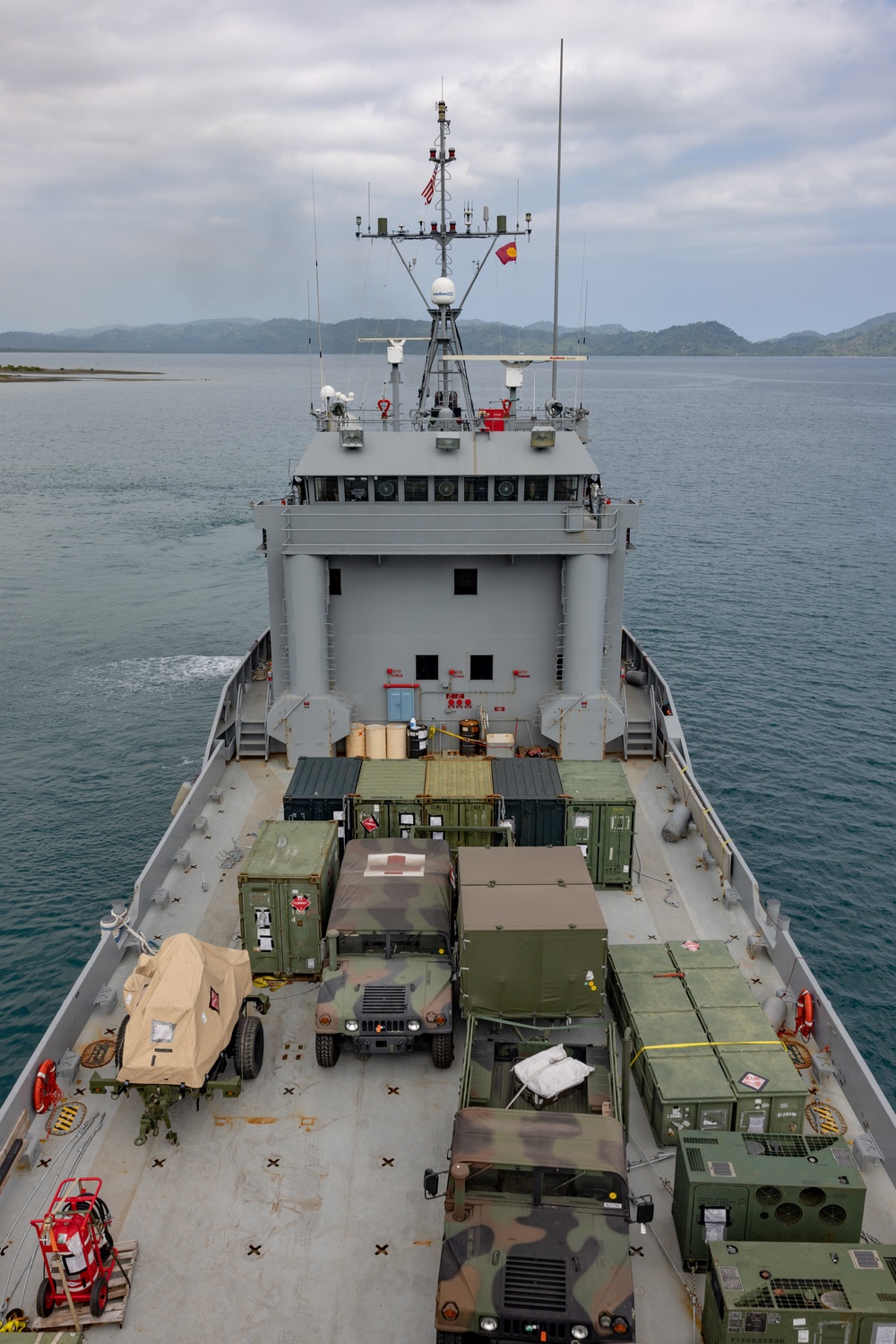 Balikatan 23 | U.S. service members offload LCU 2009 at Casiguran