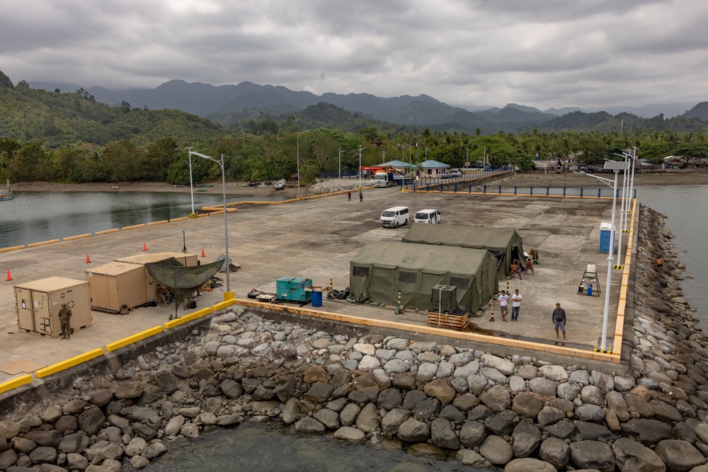 Balikatan 23 | U.S. service members offload LCU 2009 at Casiguran