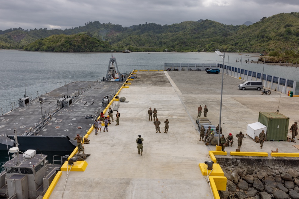 Balikatan 23 | U.S. service members offload LCU 2009 at Casiguran