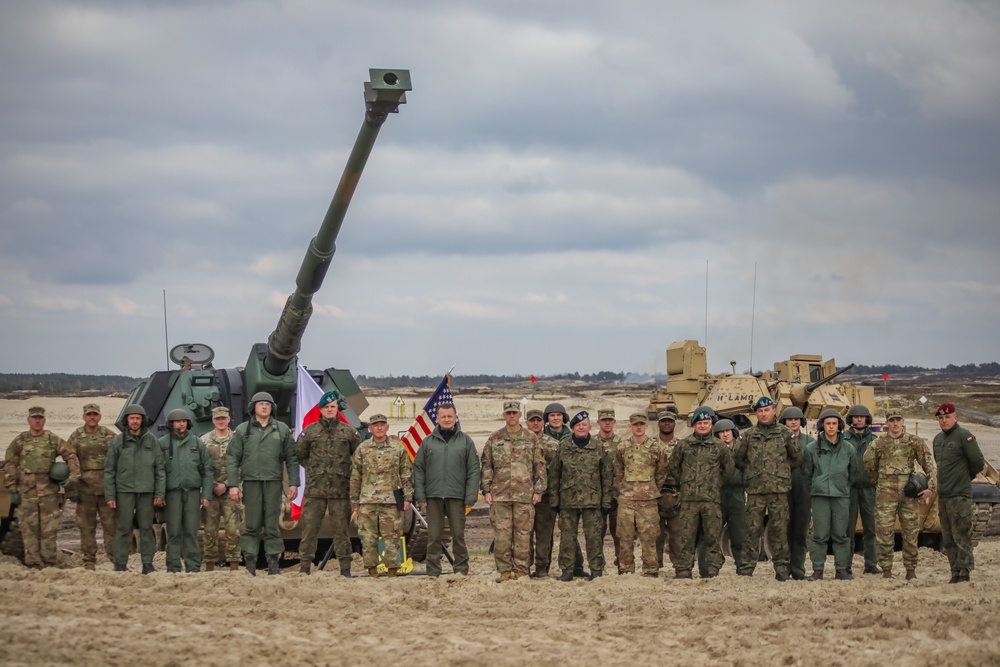 Polish MOD visits Nowa Deba for live fire demonstration