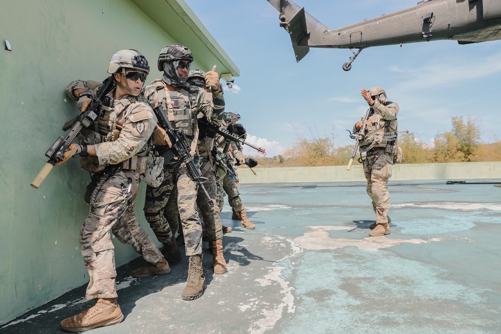 1-27 IN Wolfhounds Conduct Joint Fast Rope Insertion