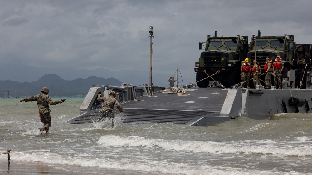 Balikatan 23 | U.S. service members offload equipment at Casiguran Bay