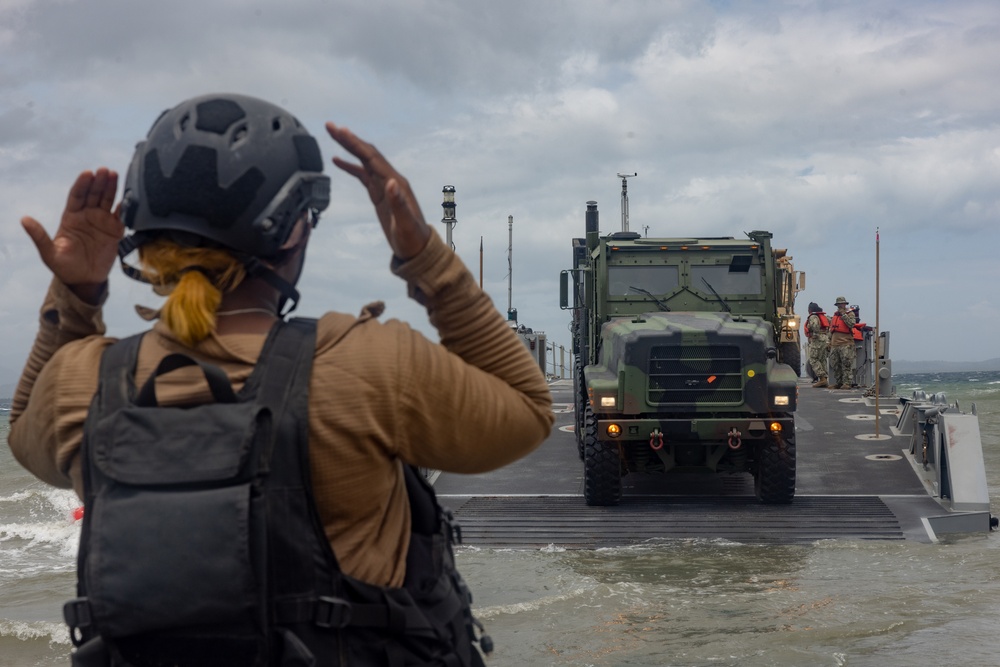 Balikatan 23 | U.S. service members offload equipment at Casiguran Bay