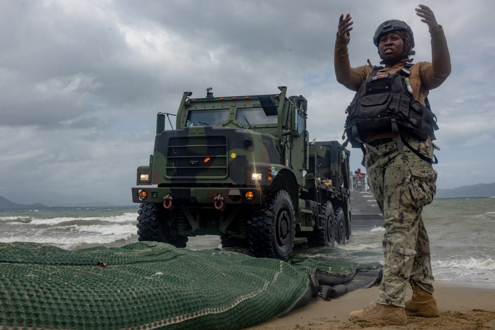 Balikatan 23 | U.S. service members offload equipment at Casiguran Bay