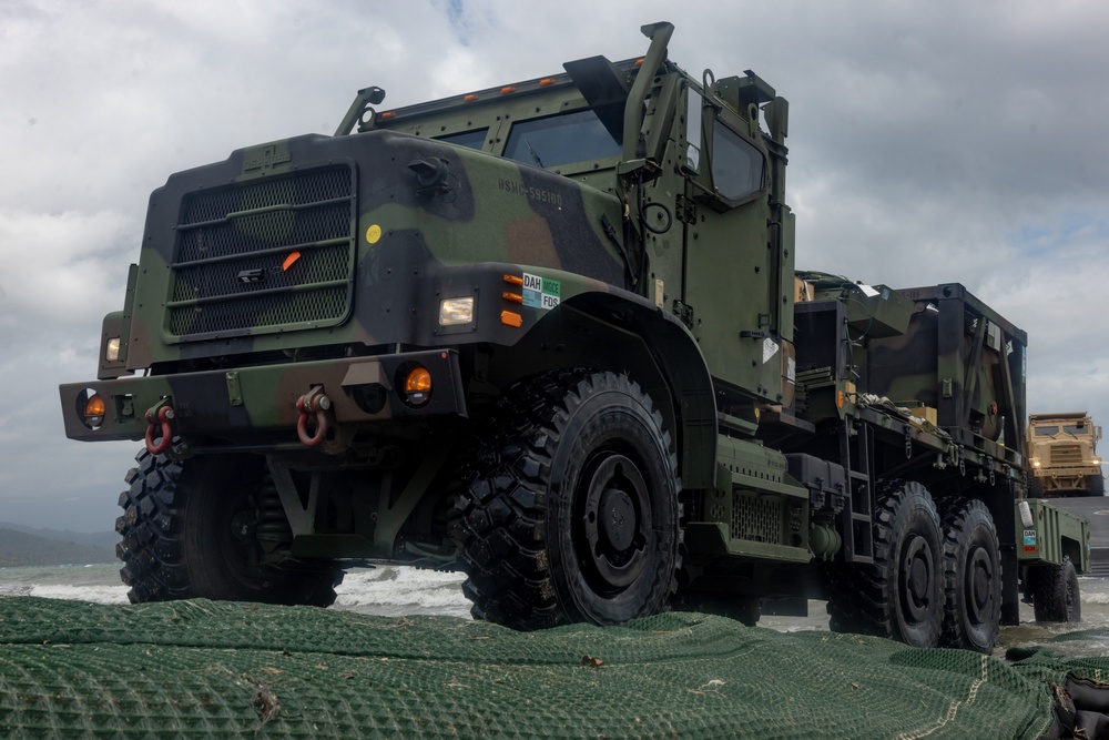 Balikatan 23 | U.S. service members offload equipment at Casiguran Bay