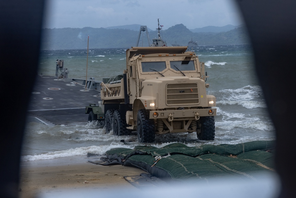 Balikatan 23 | U.S. service members offload equipment at Casiguran Bay