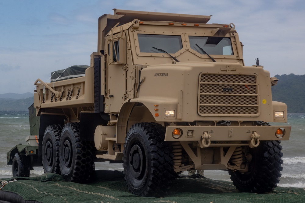 Balikatan 23 | U.S. service members offload equipment at Casiguran Bay