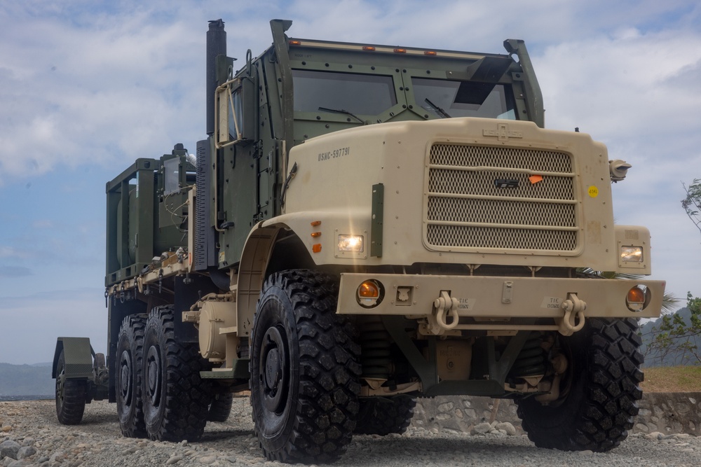 Balikatan 23 | U.S. service members offload equipment at Casiguran Bay