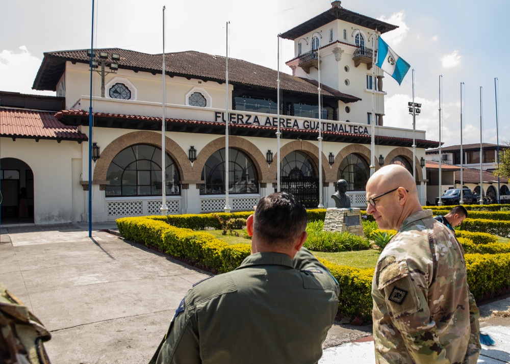 Ark. TAG Visits Air Chief Guatemalan Air Force