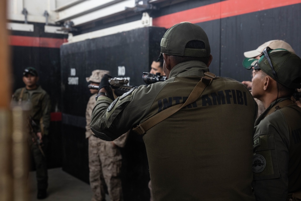 Recon Marines, Indonesian Korps Marinir rehearse urban combat tactics