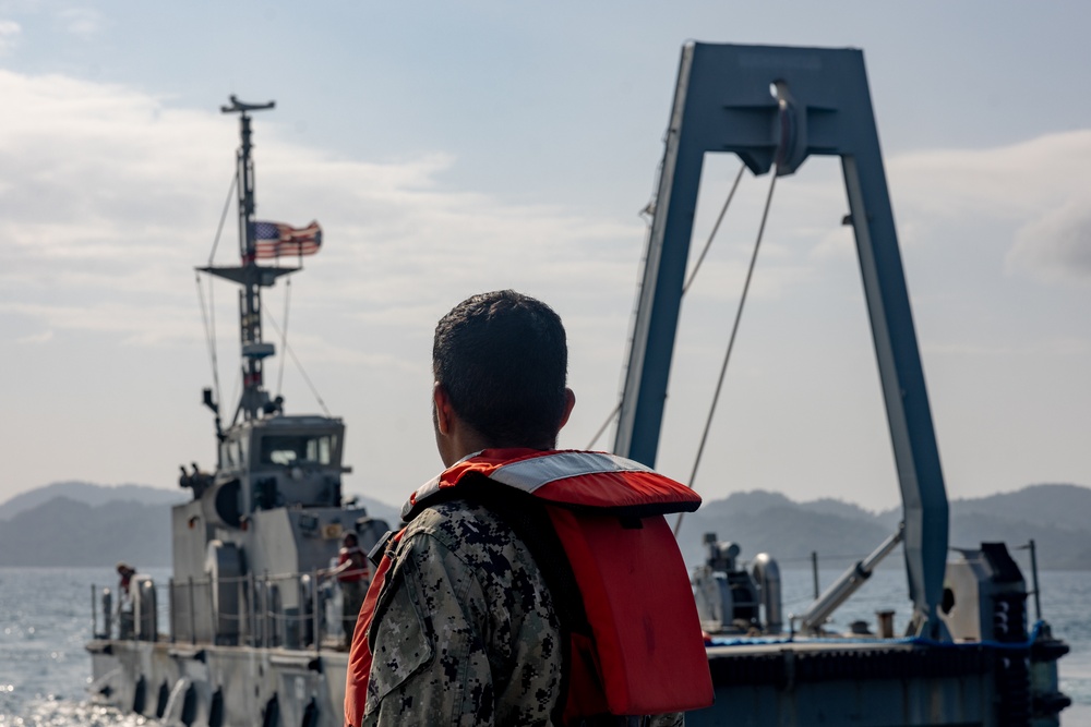 Balikatan 23 | USNS Dahl offloads equipment at Casiguran Bay