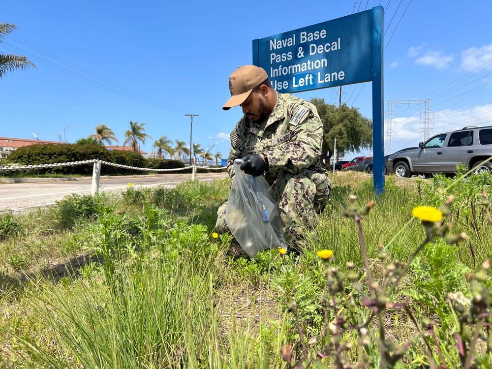 Boxer Sailors Clean the Streets of San Diego