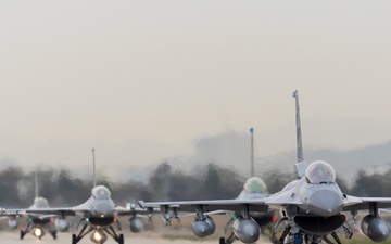 Panton F-16s arrive at Gwangju AB as Wolf Pack takes part in KFT 23